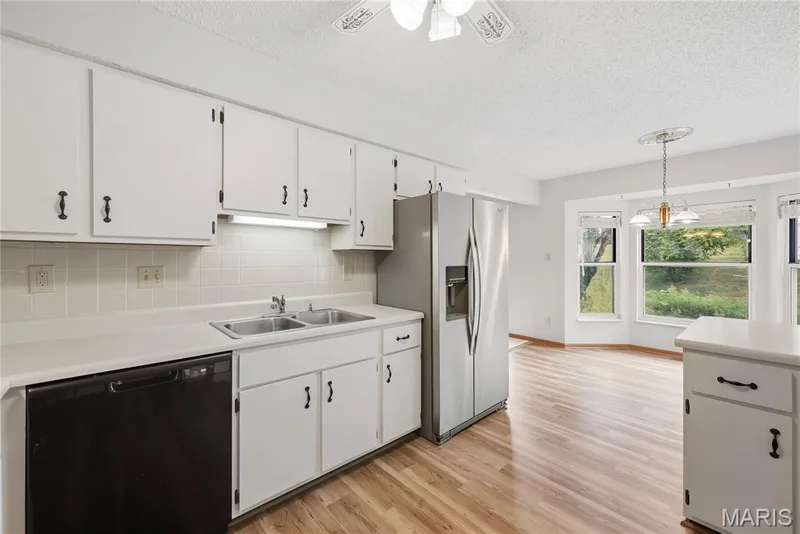 Stainless French Door Refrigerator stays! — 1278 Stephenridge Drive, St Charles, MO 63304