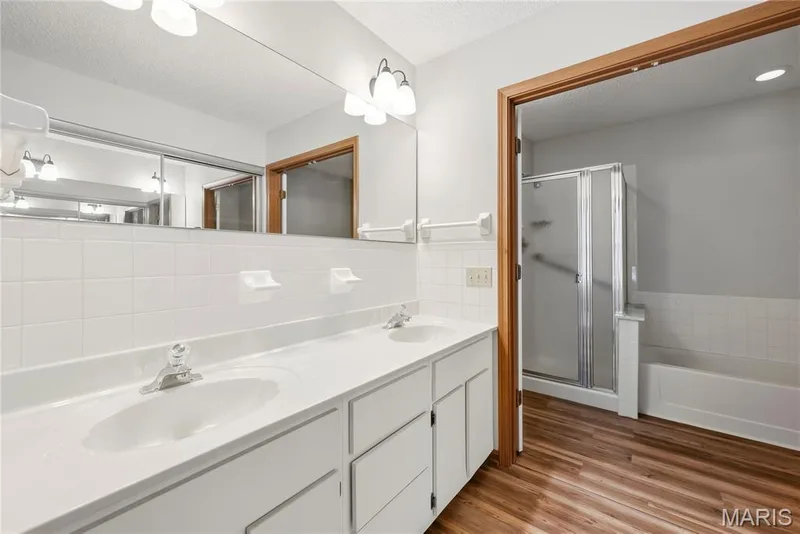 Luxury Vinyl Wood Plank Floors, 2-Sink Vanity, Tile Backsplash & Full Length Mirror & Designer Lights! — 1278 Stephenridge Drive, St Charles, MO 63304