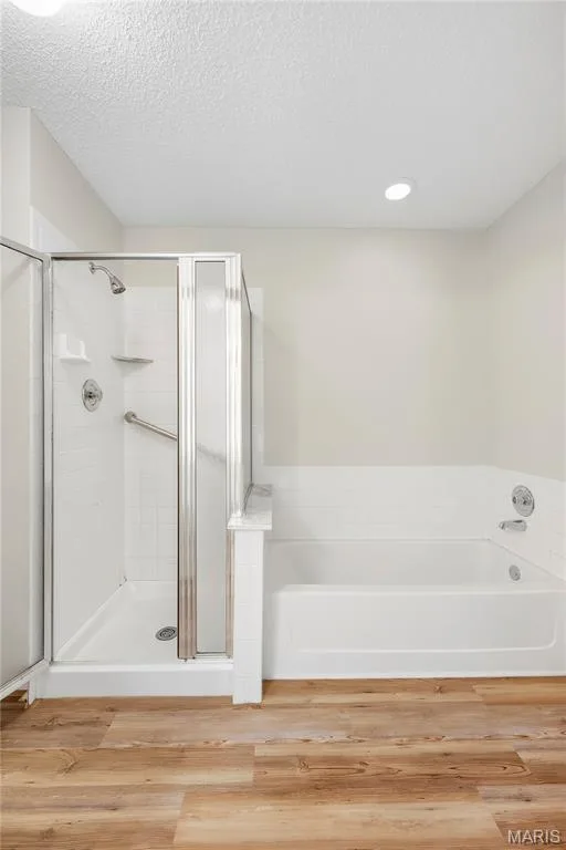 Soaking Tub with Tile Surround & Tiled Shower! — 1278 Stephenridge Drive, St Charles, MO 63304