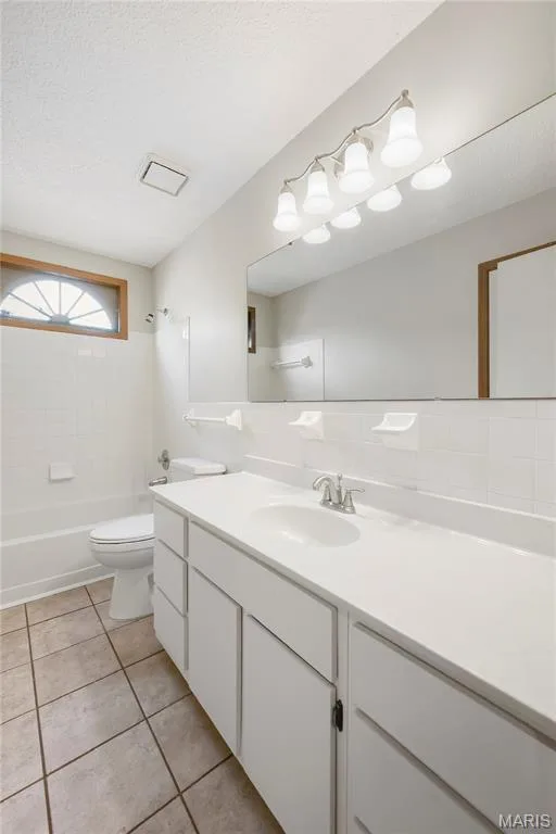 Main Floor Full Bath with Tile Floor, OVERSIZED Vanity, Tile Backsplash, Tub/Shower Surround with Transom Window & Elongated Toilet! — 1278 Stephenridge Drive, St Charles, MO 63304