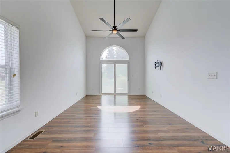 Great Vaulted Ceiling, Glass Door has built in  Shades! — 10 W Homefield Point Court, O'Fallon, MO 63366
