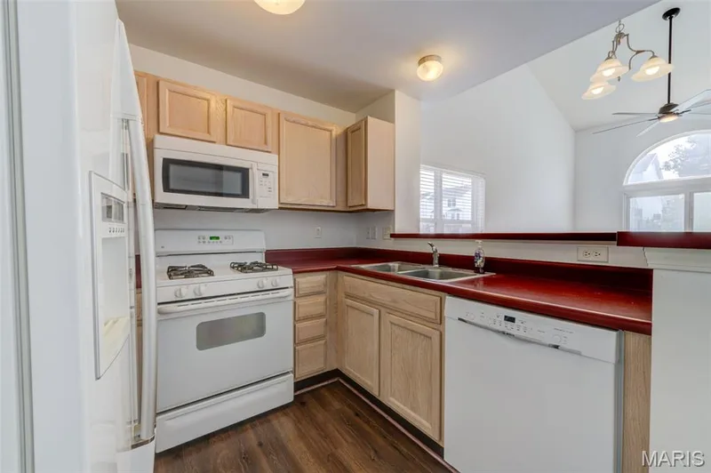 Cute Kitchen w/Serving Bar! — 10 W Homefield Point Court, O'Fallon, MO 63366