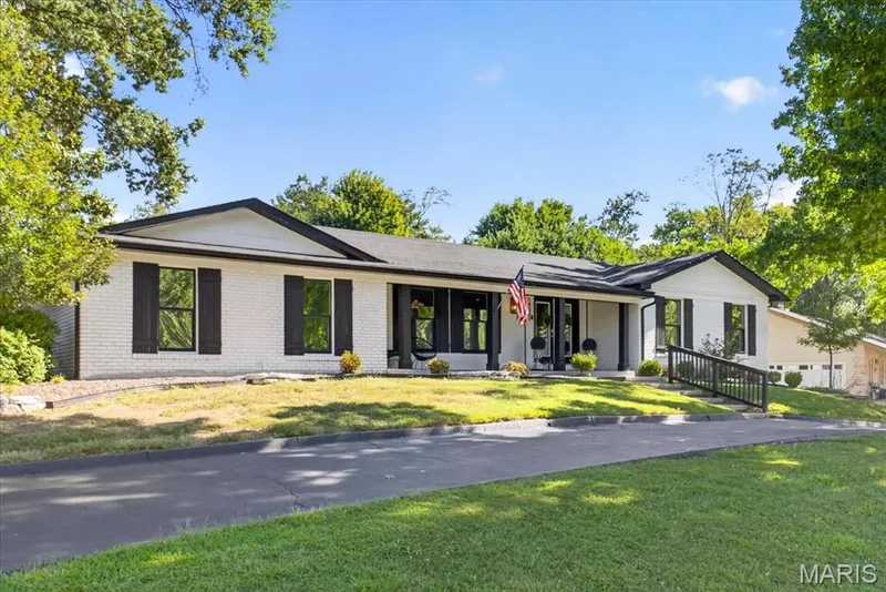 14391 Ladue Road, Chesterfield, MO 63017 — listing photo 2 of 43