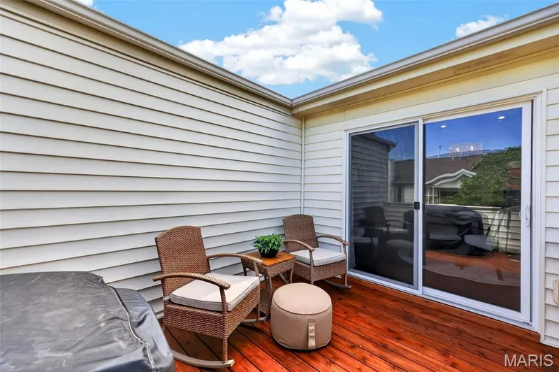 Outdoor deck with rich wood-finish flooring and vinyl siding — 14737 Ladue Bluffs Crossing Drive, Chesterfield, MO 63017