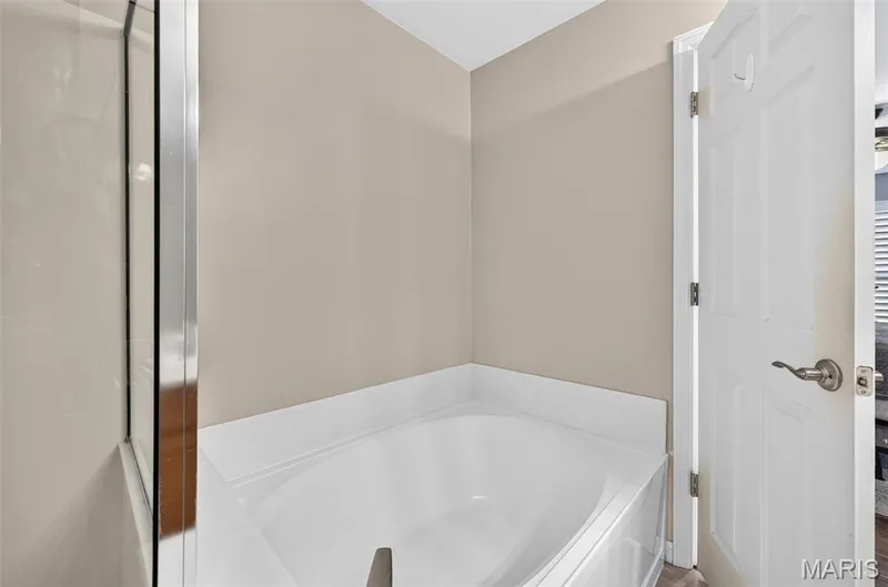 Built-in soaking tub with corner installation and white finish — 14737 Ladue Bluffs Crossing Drive, Chesterfield, MO 63017