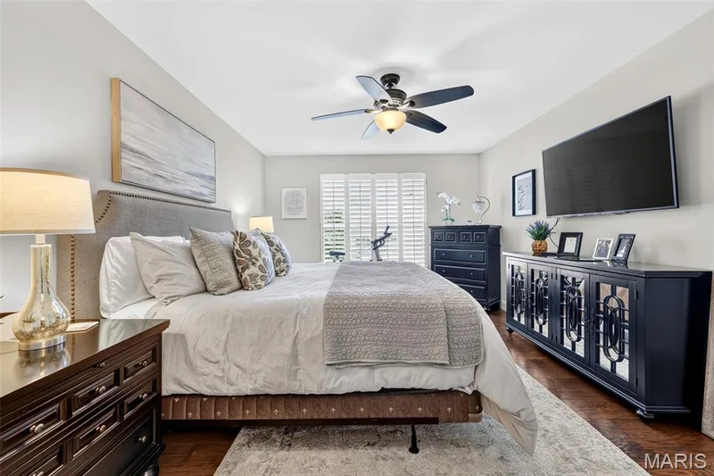 Hardwood-floors with a decorative area rug — 14737 Ladue Bluffs Crossing Drive, Chesterfield, MO 63017
