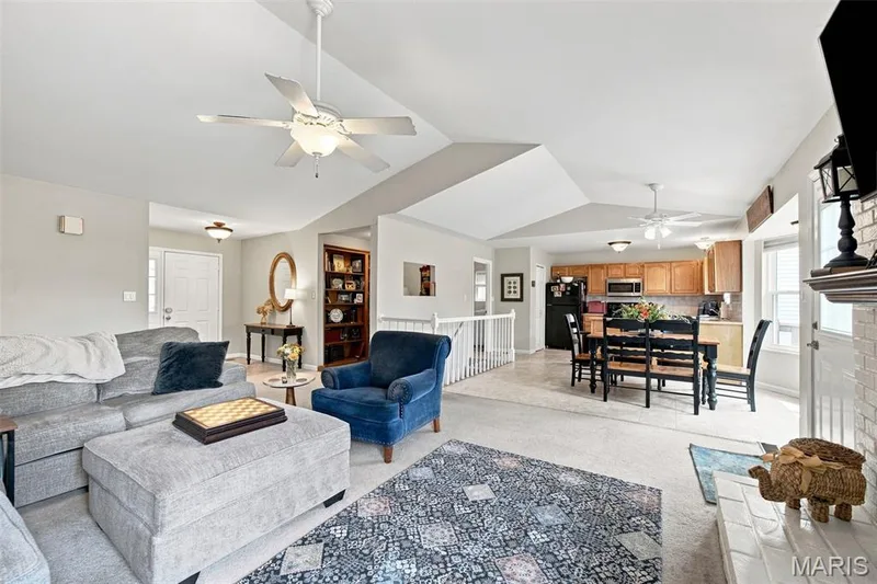 Great open floor plan-perfect for entertaining! — 16337 Centerpointe Drive, Grover, MO 63040