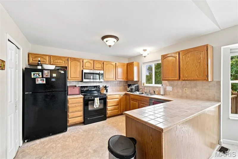 Great kitchen flow for the cook! — 16337 Centerpointe Drive, Grover, MO 63040