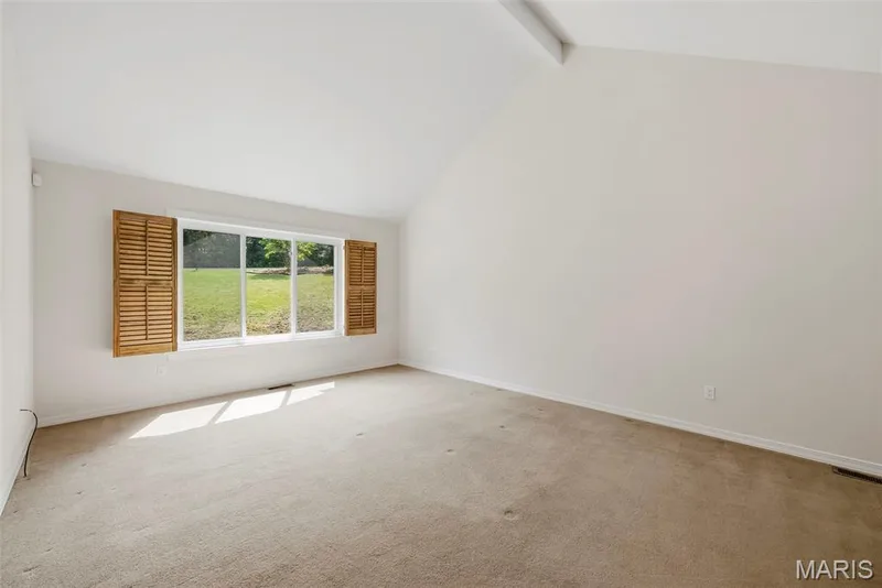 Primary bedroom with vaulted ceiling's. — 18409 Woodland Meadows Drive, Wildwood, MO 63038