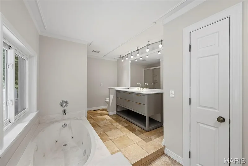 Full bathroom in Primary with soaking jacuzzi tub. — 18409 Woodland Meadows Drive, Wildwood, MO 63038