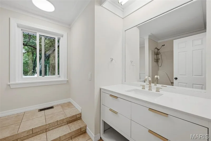 Second bathroom located on main level in the hall in back of home. — 18409 Woodland Meadows Drive, Wildwood, MO 63038