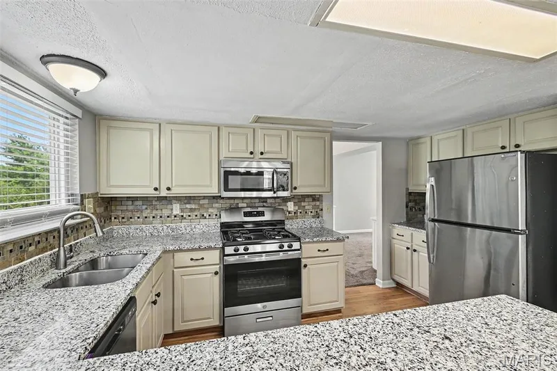 16263 Fullerton Meadows Drive, Wildwood, MO 63011 — listing photo 8 of 26