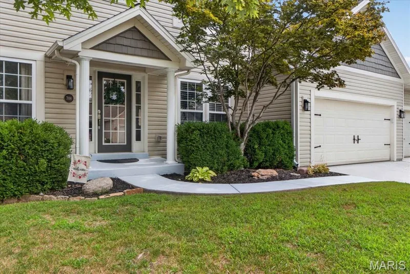 708 Brook Manor Court, Lake St. Louis, MO 63367 — listing photo 2 of 7