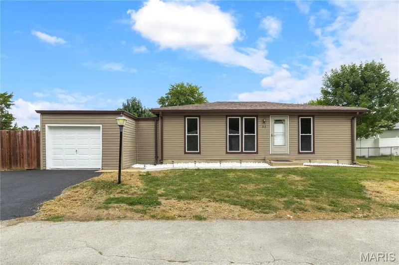 32 Plum Tree Drive, St Peters, MO — listing photo 1