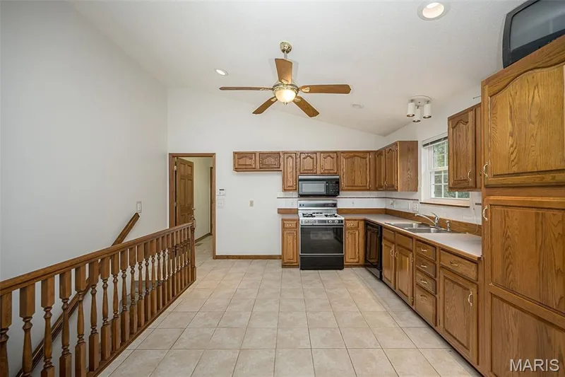 825 Colleen Drive, O'Fallon, MO 63366 — listing photo 3 of 38