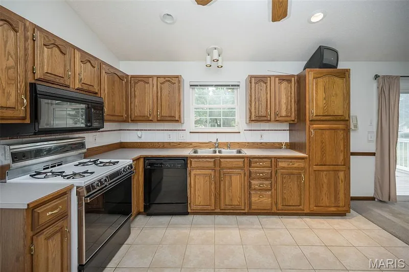 825 Colleen Drive, O'Fallon, MO 63366 — listing photo 4 of 38