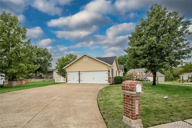 Oversized 3 Car Garage — 825 Colleen Drive, O'Fallon, MO 63366