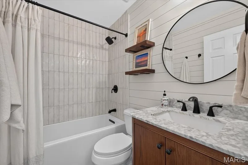 hall bath — 3913 Rhine Court, St Charles, MO 63304