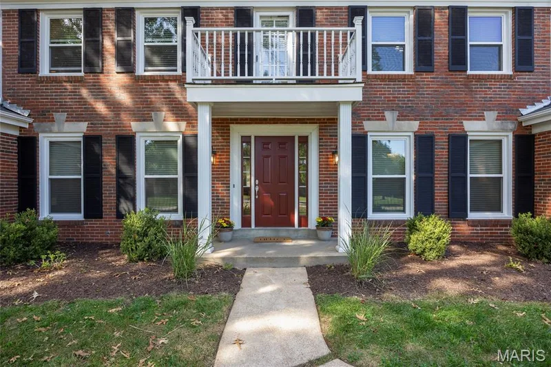 14300 Markham Lane, Chesterfield, MO 63017 — listing photo 2 of 37
