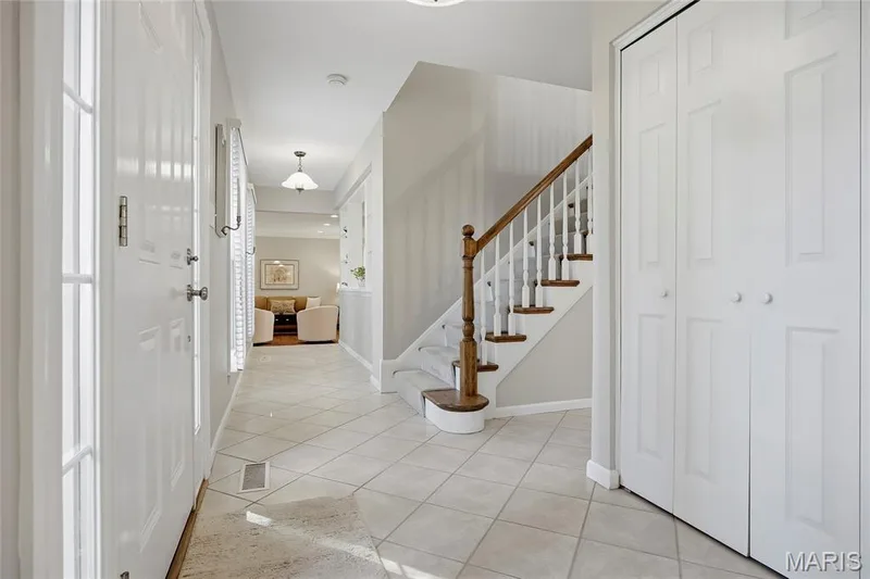 14300 Markham Lane, Chesterfield, MO 63017 — listing photo 3 of 37