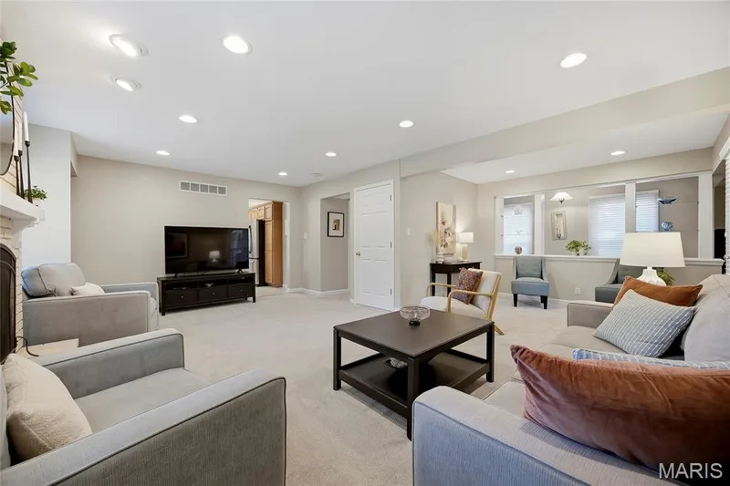 14300 Markham Lane, Chesterfield, MO 63017 — listing photo 7 of 37