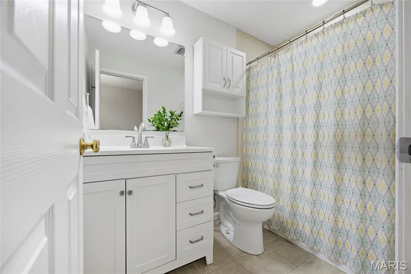 14300 Markham Lane, Chesterfield, MO 63017 — listing photo 19 of 37