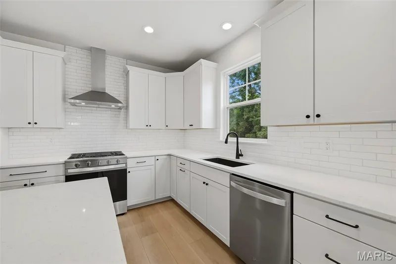 Quartz Countertops, Tile Backsplash and Stainless Steel Appliances — 547 Ryehill Drive, St Peters, MO 63376
