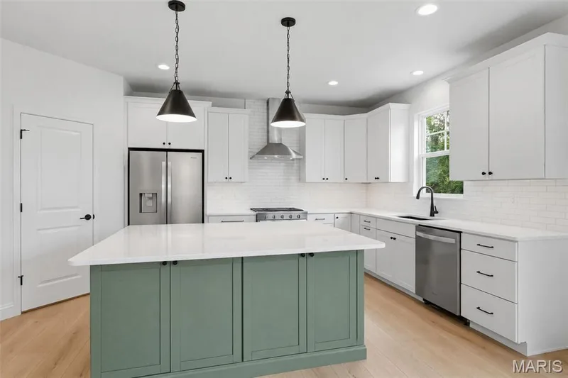 42 inch White Shaker Cabinets with Crown and Soft Close Features — 547 Ryehill Drive, St Peters, MO 63376