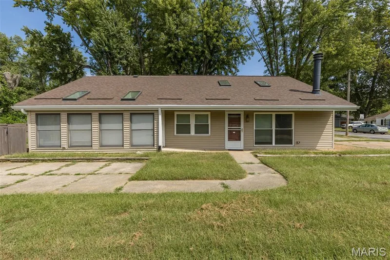 49 Marie Drive, St Charles, MO 63301 — listing photo 2 of 39