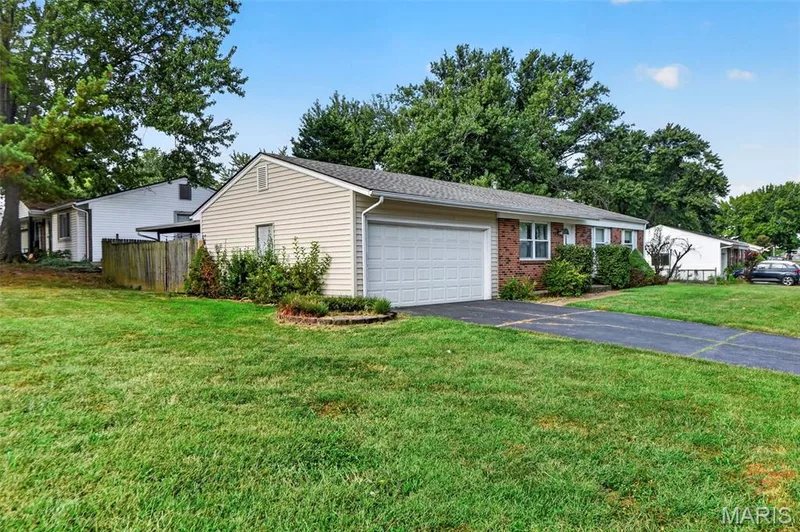 3405 Ipswich Lane, St Charles, MO 63301 — listing photo 2 of 22