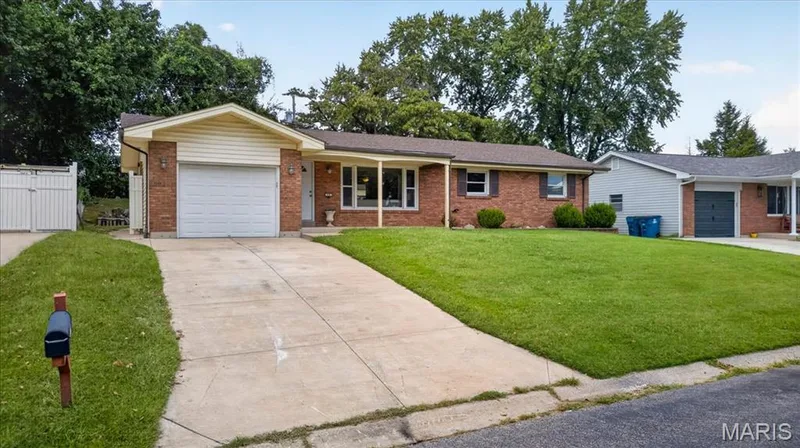 525 Norma Drive, St Charles, MO 63301 — listing photo 2 of 50