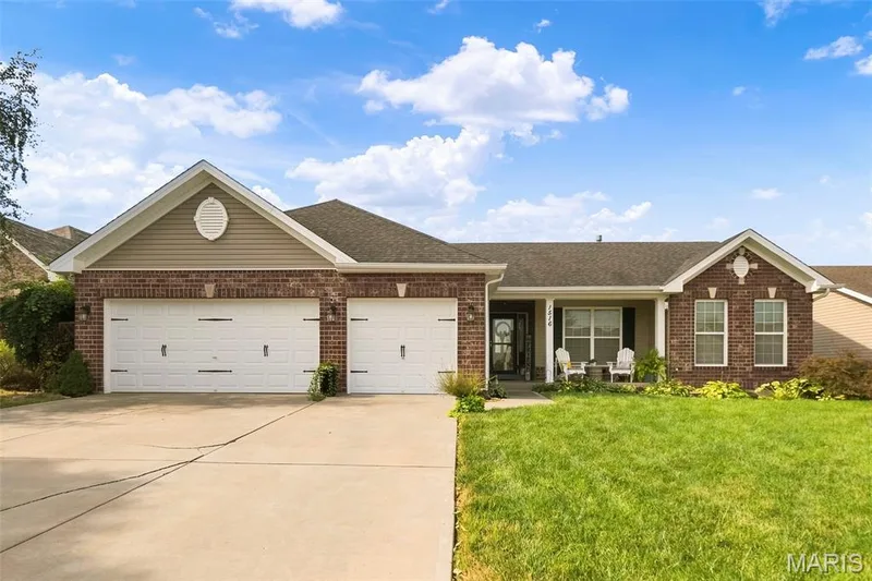 1516 Wainscott Drive, O'Fallon, MO β listing photo 1