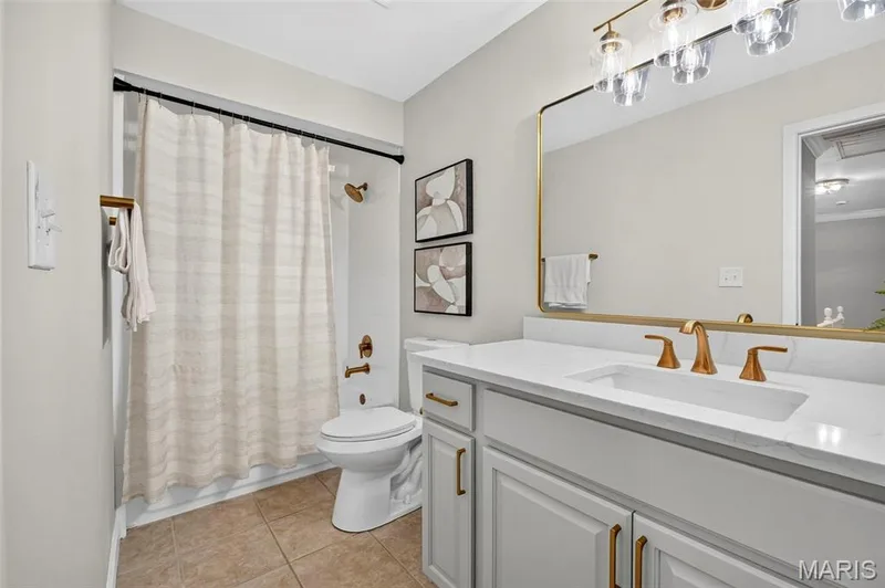 Upstairs: Full Bathroom — 1674 Old Baxter Road, Chesterfield, MO 63017