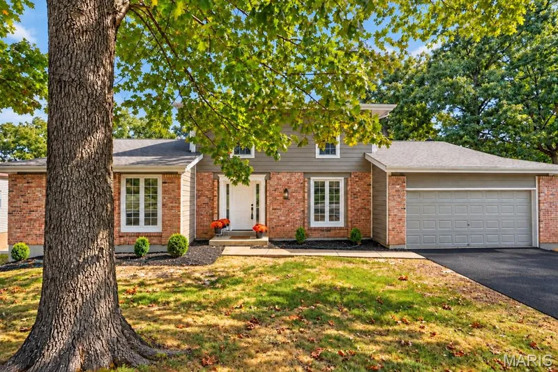 1674 Old Baxter Road, Chesterfield, MO — listing photo 1