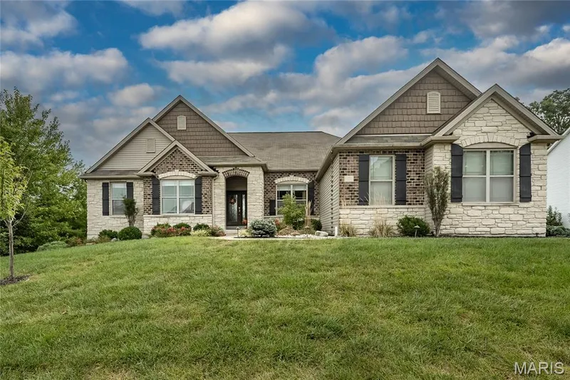 101 Castlewood Estates Drive, O'Fallon, MO β listing photo 1
