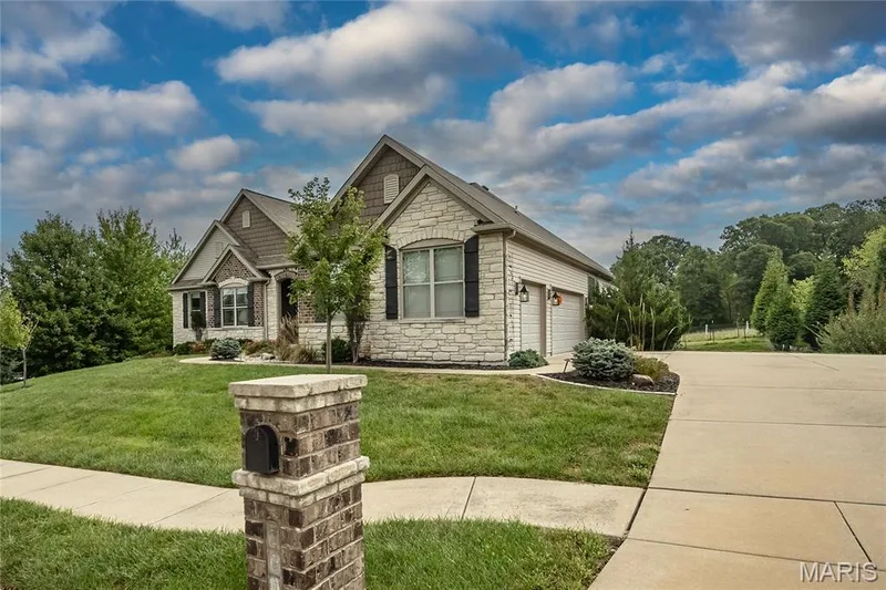 101 Castlewood Estates Drive, O'Fallon, MO 63368 — listing photo 3 of 55