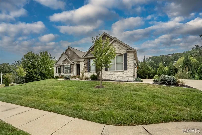 101 Castlewood Estates Drive, O'Fallon, MO 63368 — listing photo 4 of 55