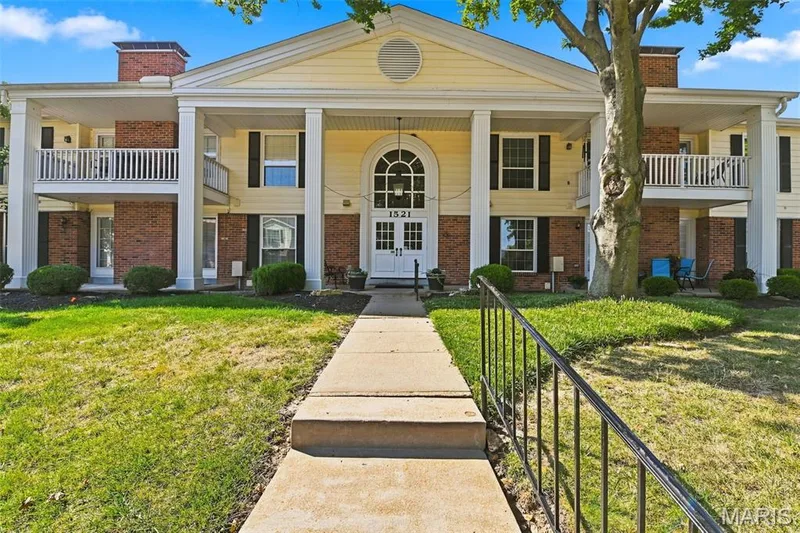 1521 Hedgeford Drive #16, Chesterfield, MO β listing photo 1