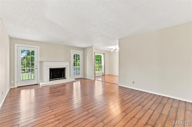 1521 Hedgeford Drive #16, Chesterfield, MO 63017 — listing photo 4 of 35