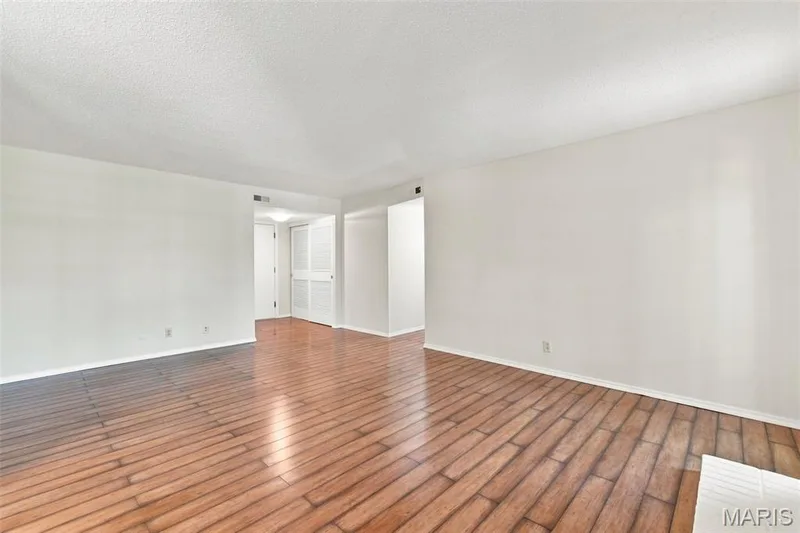 1521 Hedgeford Drive #16, Chesterfield, MO 63017 — listing photo 6 of 35