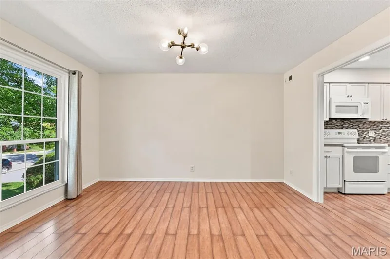 1521 Hedgeford Drive #16, Chesterfield, MO 63017 — listing photo 8 of 35