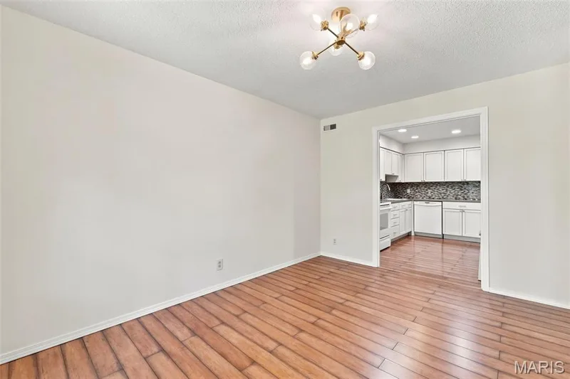 1521 Hedgeford Drive #16, Chesterfield, MO 63017 — listing photo 10 of 35
