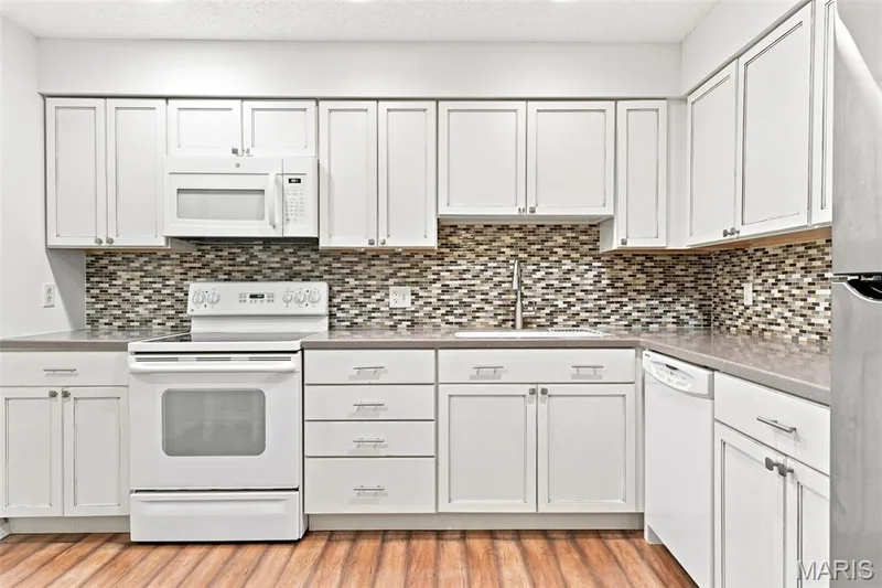 1521 Hedgeford Drive #16, Chesterfield, MO 63017 — listing photo 12 of 35