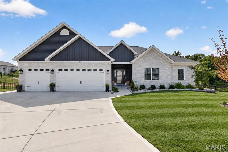 512 Spruce Hollow Court, Wentzville, MO β listing photo 1