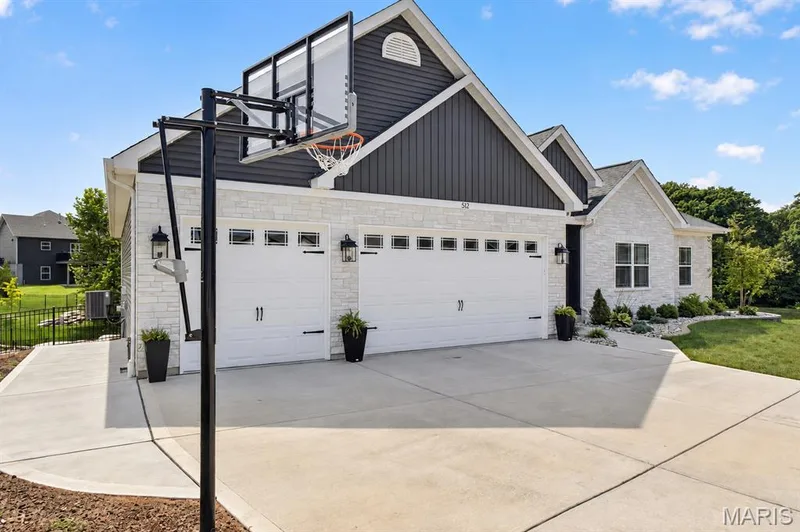 512 Spruce Hollow Court, Wentzville, MO 63385 — listing photo 2 of 14