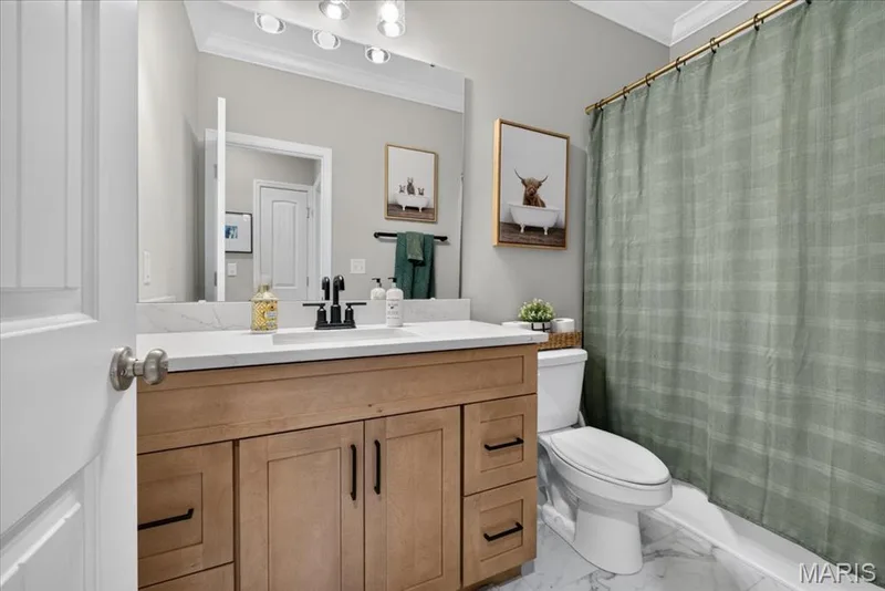Main Level Hall Bath between 1st and second bedroom — 512 Spruce Hollow Court, Wentzville, MO 63385