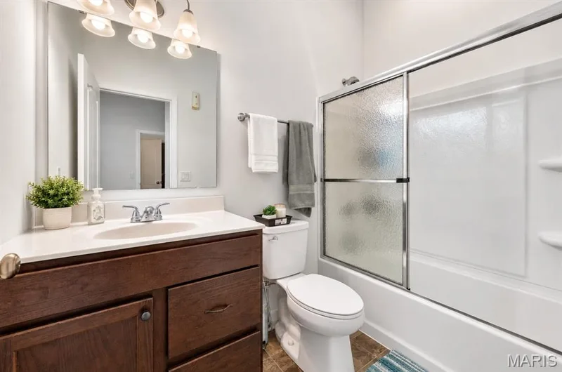 Bedroom #3 bathroom — 708 Kenmare Court, Dardenne Prairie, MO 63368