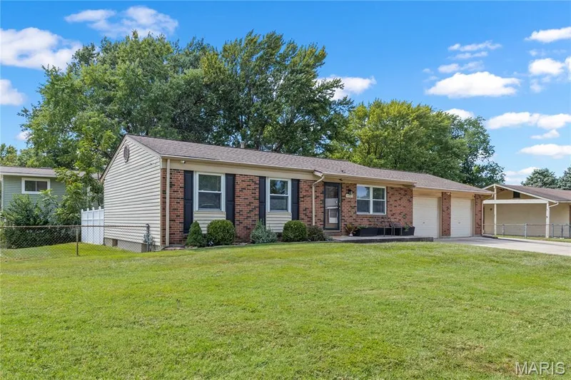 3305 Highgate Lane, St Charles, MO 63301 — listing photo 2 of 25