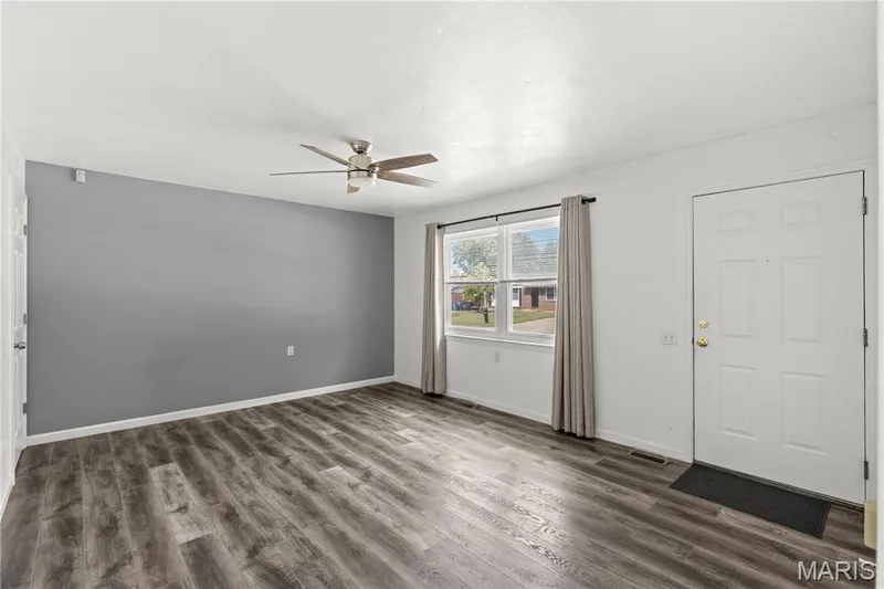 3305 Highgate Lane, St Charles, MO 63301 — listing photo 3 of 25