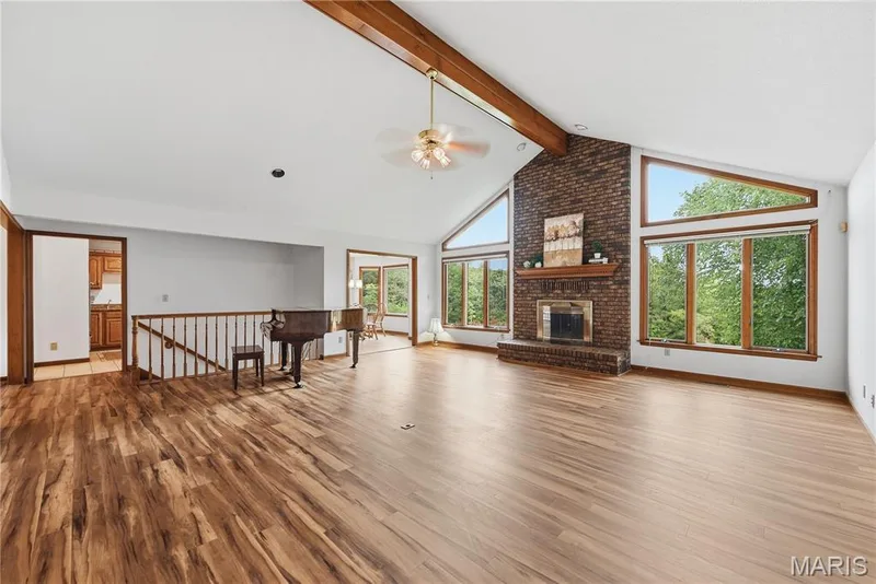 Huge great room with a window wall — 1409 Boone Valley Ridge, Augusta, MO 63332